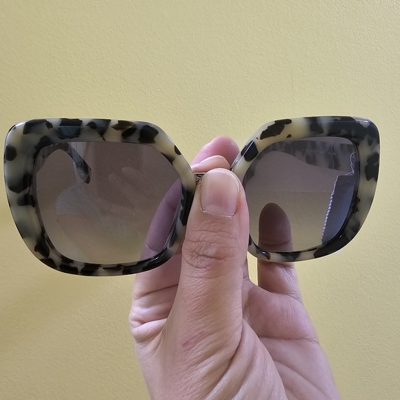 Burberry 53mm Oversize Square Tortoise Sunglasses - Picture 6 of 8